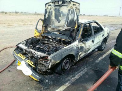 تاکسی پژو ۴۰۵ در آتش سوخت.